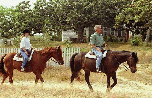 42-й президент США Билл Клинтон и его дочь Челси катаются на лошадях в Массачусетсе - Sputnik Беларусь
