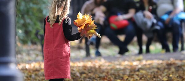Девочка с кленовыми листьями - Sputnik Беларусь