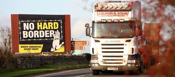 Лозунг против Брексита на границе между Ньюри и Дандолк в Ирландии - Sputnik Беларусь