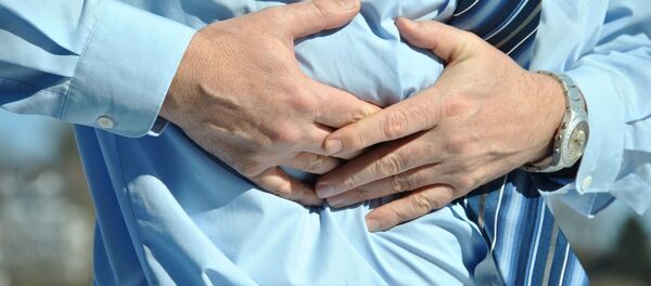 Мужчина держится за живот, архивное фото Мужчина держится за живот, архивное фото - Sputnik Беларусь