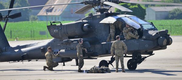 Солдаты США проводят плановое техническое обслуживание вертолета - Sputnik Беларусь