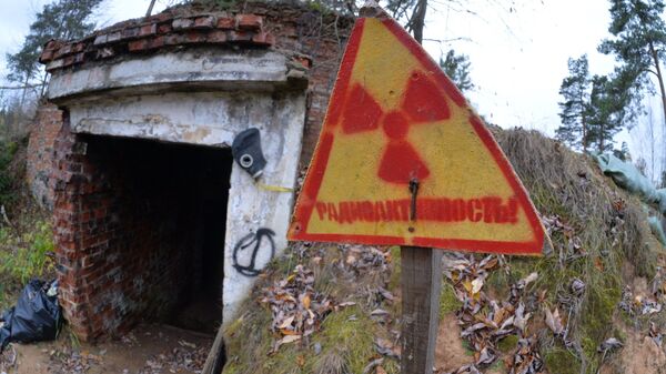 Уровень радиоактивности здесь давно никто не измерял, а таблички стоят для антуража - местные сталкеры устраивают квесты - Sputnik Беларусь