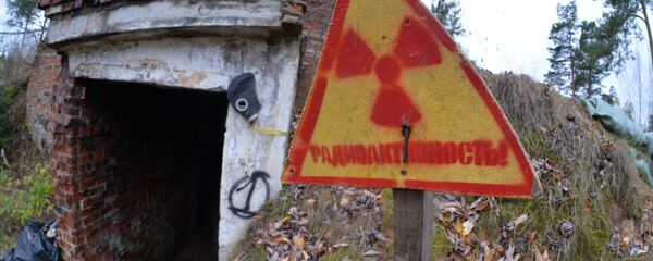 Уровень радиоактивности здесь давно никто не измерял, а таблички стоят для антуража - местные сталкеры устраивают квесты - Sputnik Беларусь