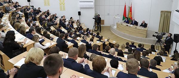 Встреча президента Александра Лукашенко со студентами Академии управления Встреча президента Александра Лукашенко со студентами Академии управления - Sputnik Беларусь