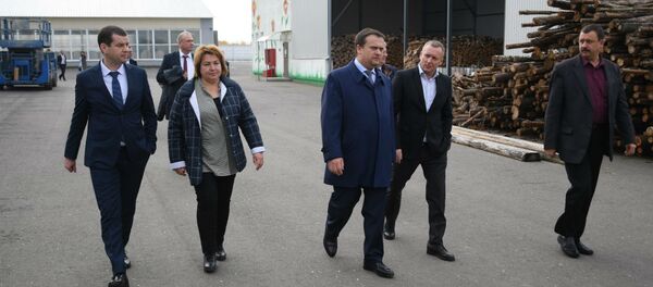 Губернатор Новгородской области посетил агрокомбинат Дзержинский  - Sputnik Беларусь