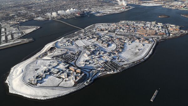 Вид на тюрьму Райкерс под снежным покровом в районе Бронкса Нью-Йорка - Sputnik Беларусь