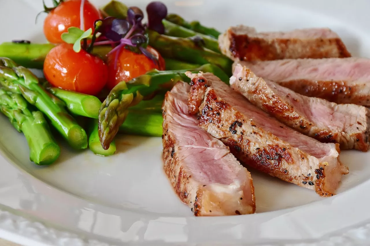 Мясо стоит есть с овощами или сложными углеводами, чтобы оно лучше усваивалось и насыщало организм