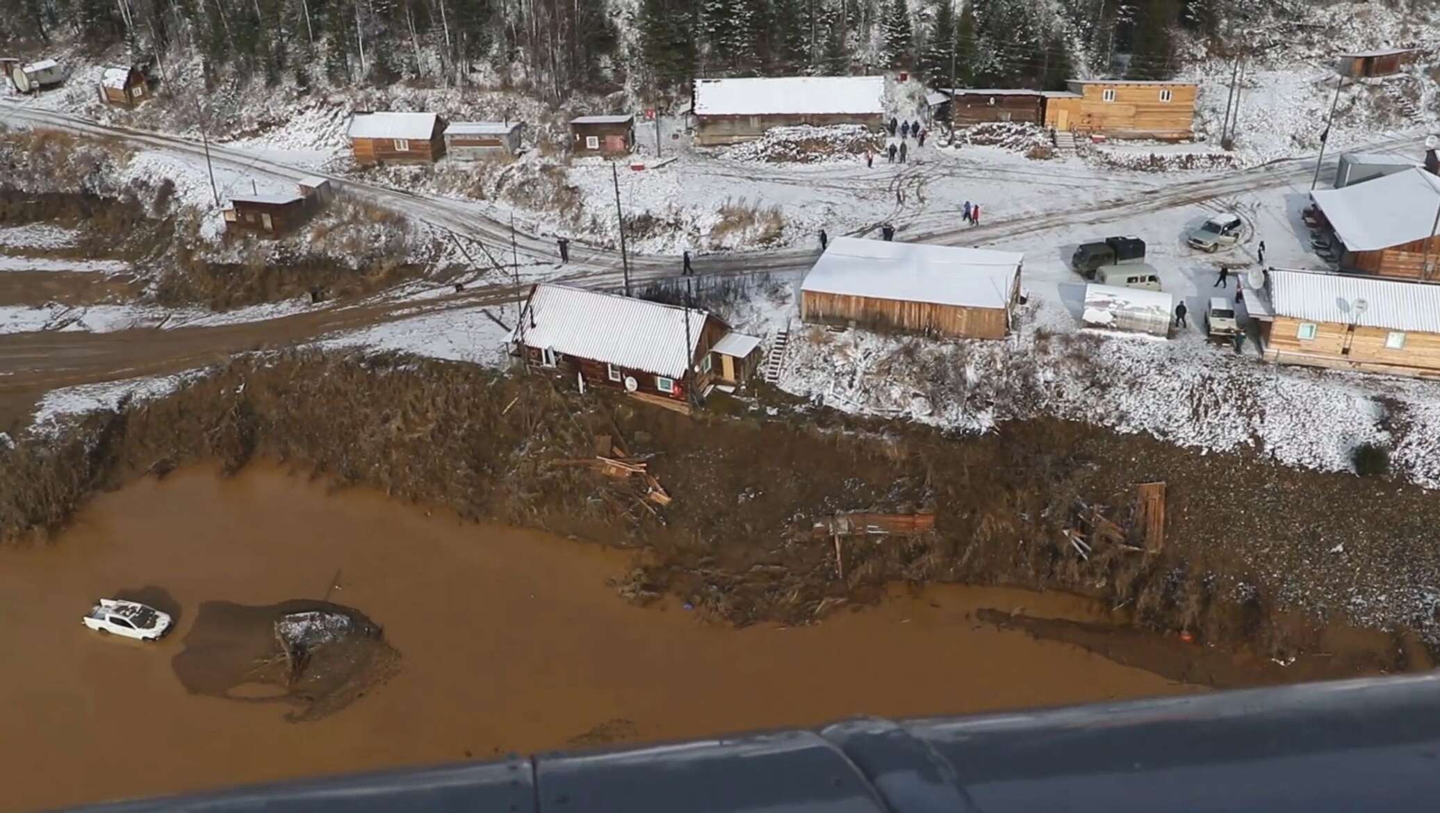 Прорыв дамбы в городе орск. Прорыв дамбы в Красноярском крае. В Красноярском крае прорвало дамбу. Прорыв дамбы на р. Сейба в Красноярском крае.. Прорыв дамбы Сисим.