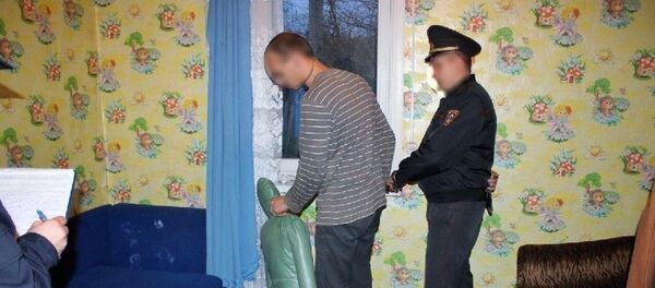 Подозреваемый в убийстве дочери во время следственного эксперимента - Sputnik Беларусь