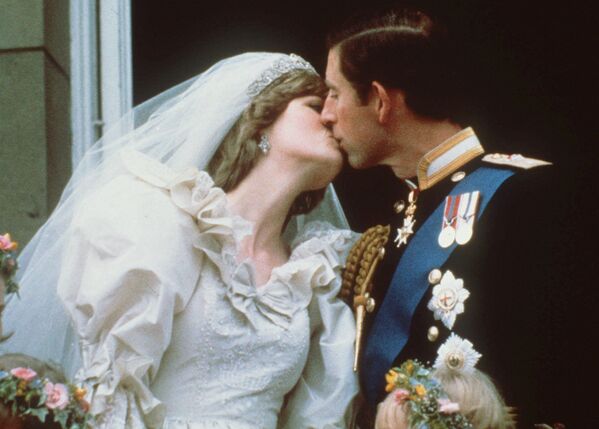 А вот поцелуй родителей принца Уильяма - принцессы Дианы и принца Чарльза - британцы хоть и считают самым знаменитым, однако, по их мнению, это нежность, пропитанная горечью. - Sputnik Беларусь