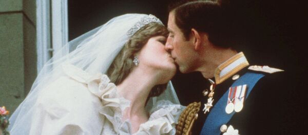 Поцелуй принцессы Дианы и принца Чарльза  - Sputnik Беларусь