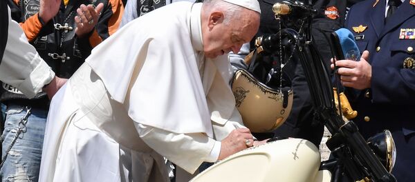 Папа Франциск подписывает мотоцикл Harley Davidson на площади Святого Петра в Ватикане - Sputnik Беларусь