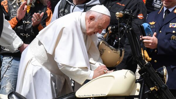 Папа Франциск подписывает мотоцикл Harley Davidson на площади Святого Петра в Ватикане - Sputnik Беларусь