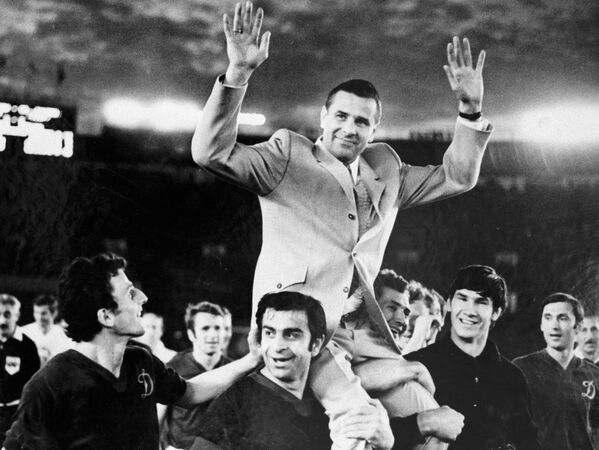 Футболисты несут на плечах вратаря Льва Яшина. С 1971 года по апрель 1975 года он  был начальником динамовской футбольной команды. - Sputnik Беларусь