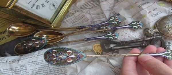 В пункте пропуска Каменный Лог задержаны ювелирные изделия и антиквариат В пункте пропуска Каменный Лог задержаны ювелирные изделия и антиквариат - Sputnik Беларусь