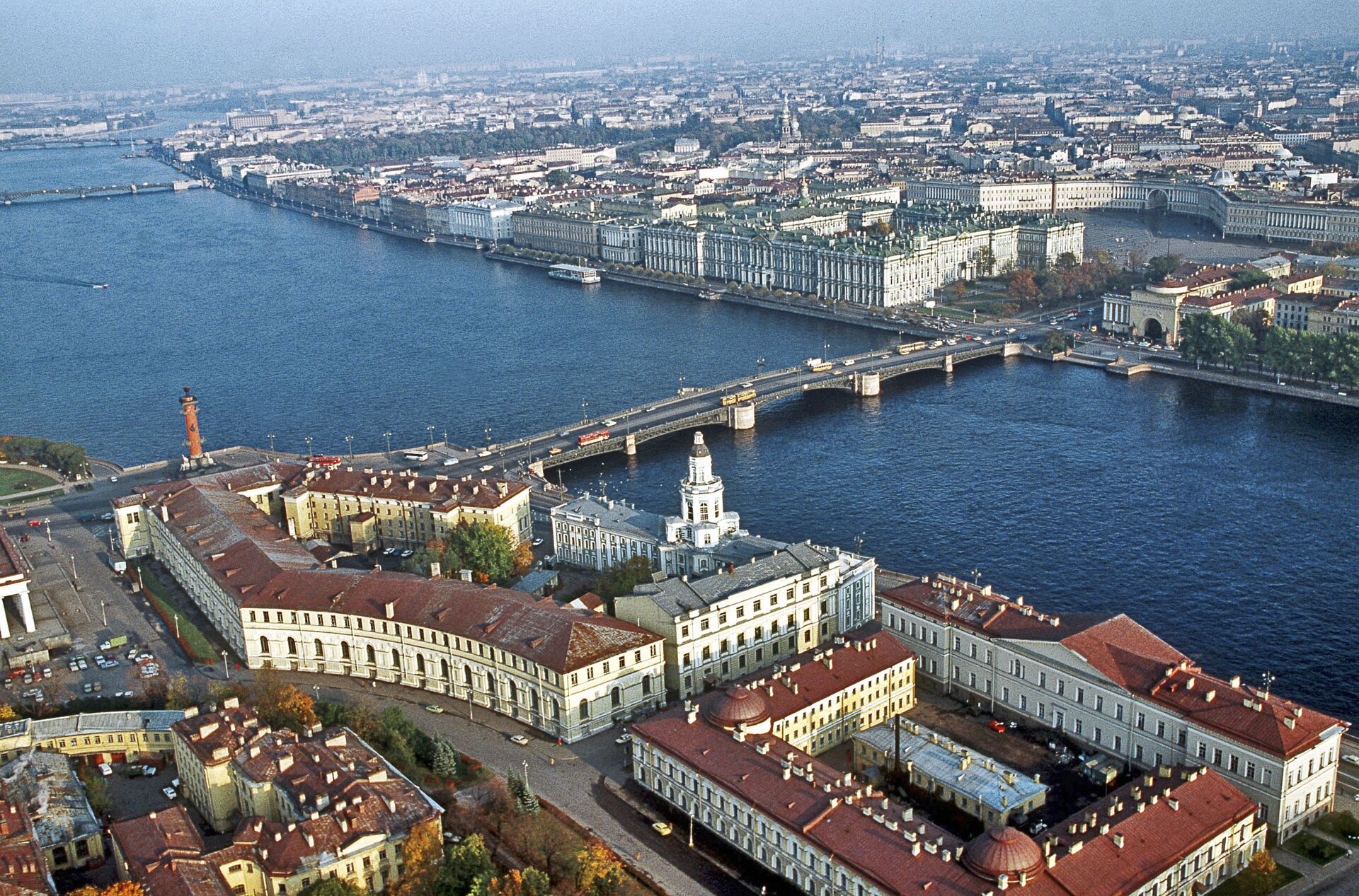 Вид на Неву и Дворцовый мост в Санкт-Петербурге с вертолета - Sputnik Беларусь, 1920, 22.07.2025