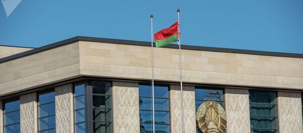 По проекту фасады зданий облицованы травертином, оконные проемы оформлены в виде витражей По проекту фасады зданий облицованы травертином, оконные проемы оформлены в виде витражей - Sputnik Беларусь