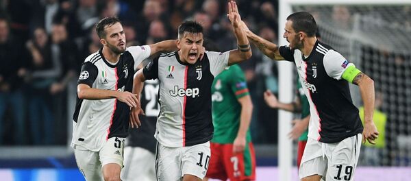 Игроки ФК Ювентус Миралем Пьянич, Пауло Дибала и Леонардо Бонуччи Игроки ФК Ювентус Миралем Пьянич, Пауло Дибала и Леонардо Бонуччи - Sputnik Беларусь