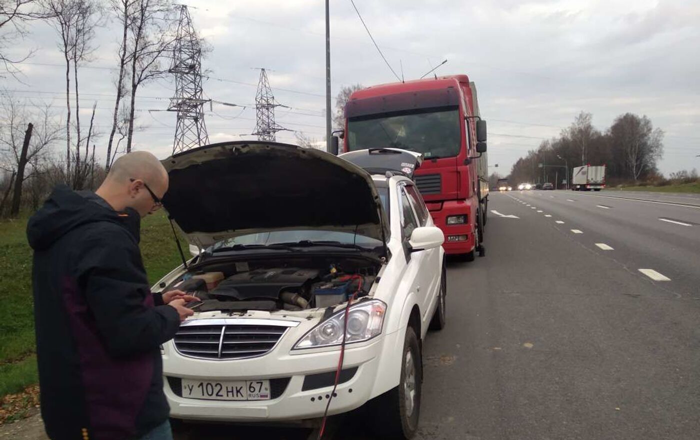 Своих не бросаем: как смоленские автомобилисты помогли белорусу -  23.10.2019, Sputnik Беларусь