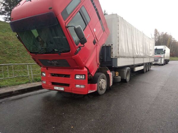 Своих не бросаем: как смоленские автомобилисты помогли белорусу - Sputnik Беларусь