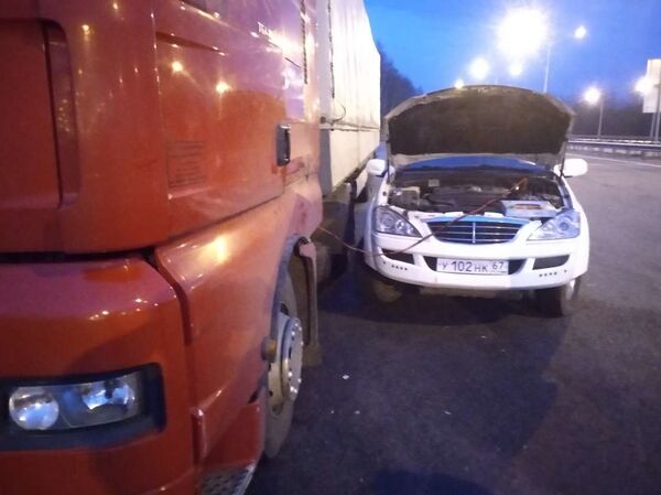 Своих не бросаем: как смоленские автомобилисты помогли белорусу - Sputnik Беларусь