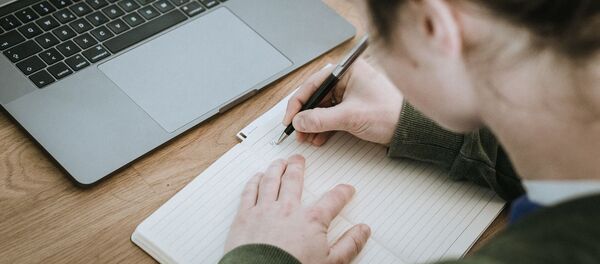 Девушка работает за компьютером, архивное фото Девушка работает за компьютером, архивное фото - Sputnik Беларусь