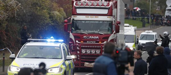 Вокруг грузовика с телами стоит полицейское оцепление и журналисты - Sputnik Беларусь