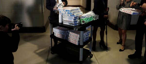 Доставка пиццы для представителей СМИ, пока заместитель помощника министра обороны США Лора Купер дает показания Доставка пиццы для представителей СМИ, пока заместитель помощника министра обороны США Лора Купер дает показания - Sputnik Беларусь