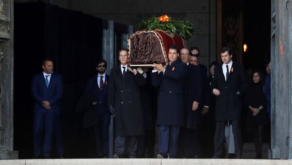 Члены семьи выносят гроб с останками Франсиско Франко из мавзолея - Sputnik Беларусь