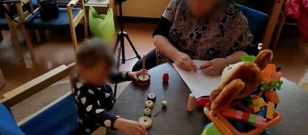 С младшей дочерью мужчины работает педагог-психолог - Sputnik Беларусь