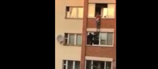 Милиционеры в Минске спасли женщину от суицида  - Sputnik Беларусь