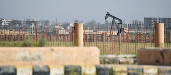 Нефтяная скважина на окраине Дейр-эз-Зора - Sputnik Беларусь