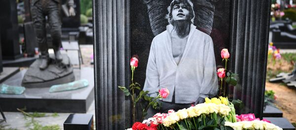 Памятник актеру Николаю Караченцову на Троекуровском кладбище - Sputnik Беларусь