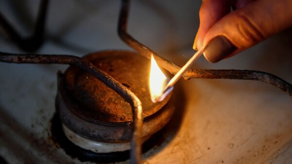 Женщина зажигает конфорку газовой плиты - Sputnik Беларусь