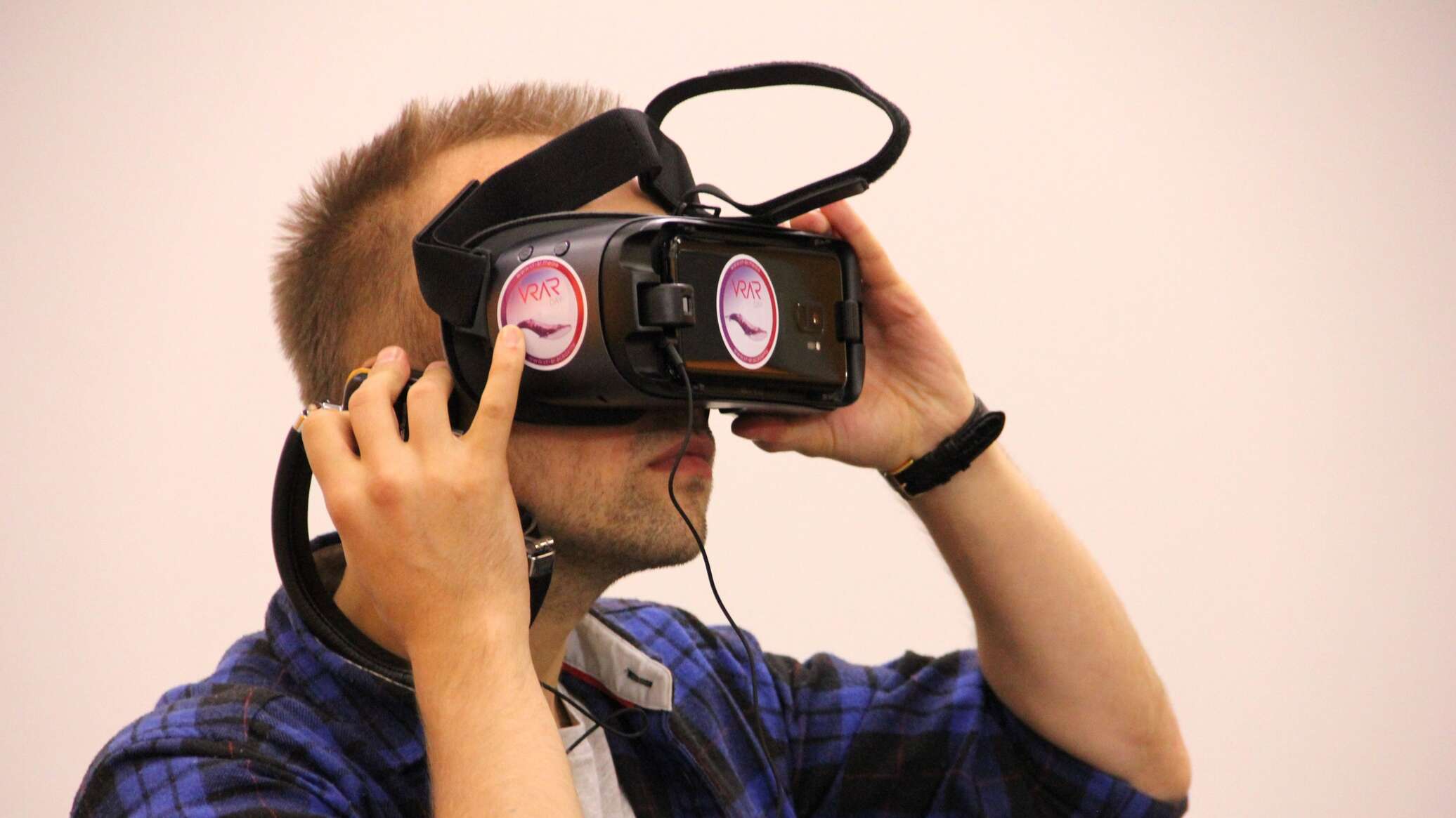 Дизайнер виртуальной реальности. Фото в ВР очках. Южный парк очки виртуальной реальности. Институты дизайнера виртуальной реальности в Японии.
