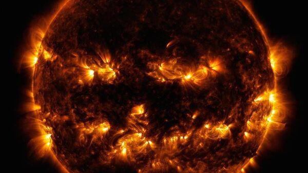 NASA опубликовало фото Солнца, похожего на фонарь из тыквы к Хэллоуину - Sputnik Беларусь