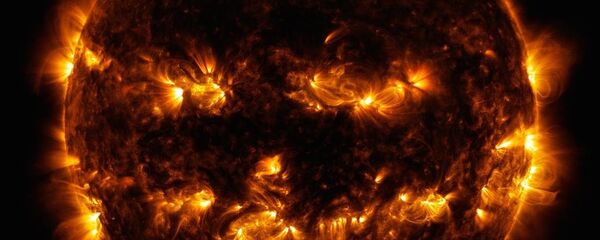 NASA опубликовало фото Солнца, похожего на фонарь из тыквы к Хэллоуину - Sputnik Беларусь