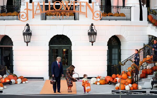 Президент США Дональд Трамп с женой во время раздачи сладостей детям в Белом доме в честь Хэллоуина - Sputnik Беларусь