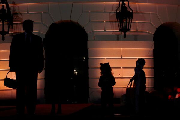 Президент США Дональд Трамп во время раздачи сладостей школьникам в Белом доме в честь Хэллоуина - Sputnik Беларусь