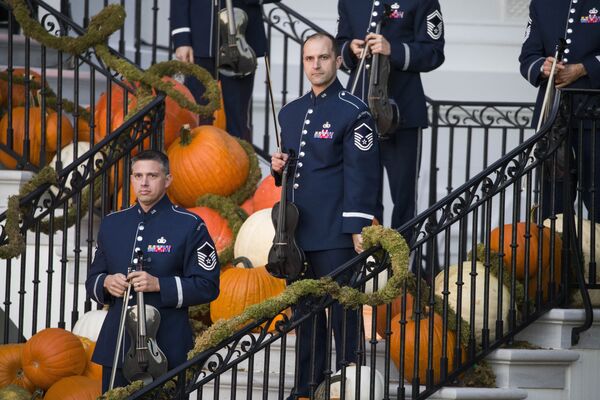 Музыканты оркестра ВВС США во время традиции выпрашивания сладостей на праздновании Хэллоуина в Белом доме  - Sputnik Беларусь
