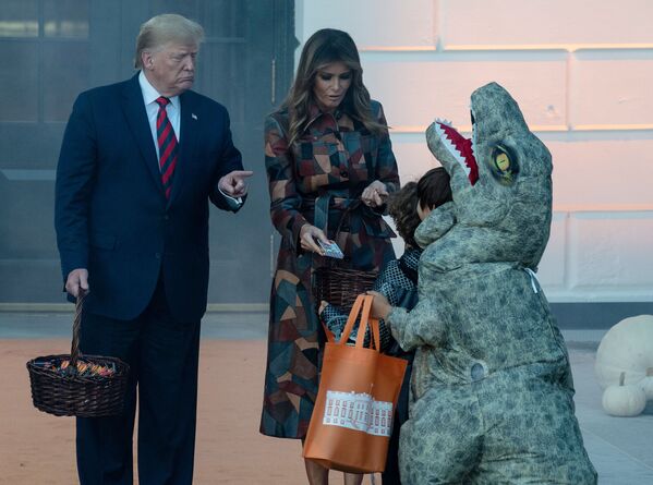 Президент США Дональд Трамп с женой во время раздачи сладостей детям в Белом доме в честь Хэллоуина - Sputnik Беларусь