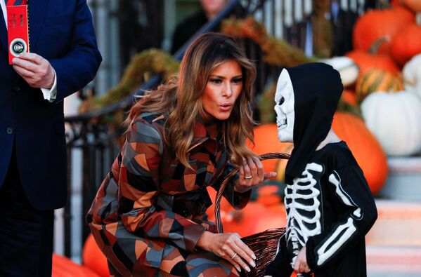 Первая леди США Мелания Трамп во время раздачи сладостей детям в Белом доме в честь Хеллоуина - Sputnik Беларусь
