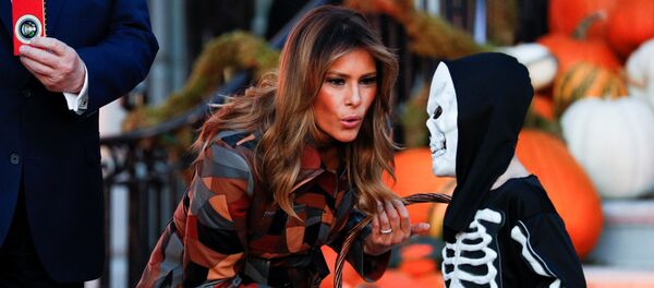 Первая леди США Мелания Трамп во время раздачи сладостей детям в Белом доме в честь Хеллоуина - Sputnik Беларусь