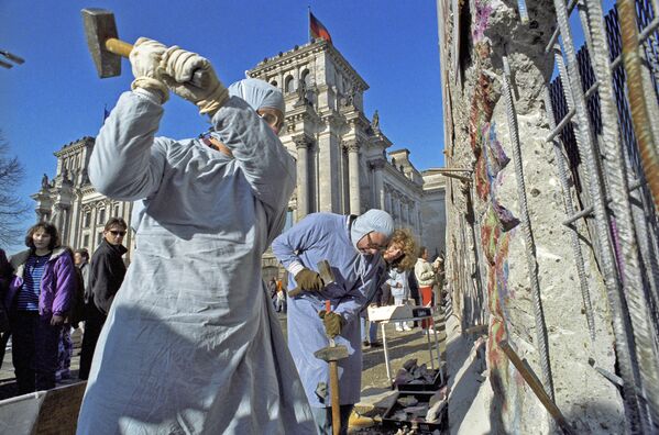 Жители ГДР разбирают Берлинскую стену на сувениры.  - Sputnik Беларусь