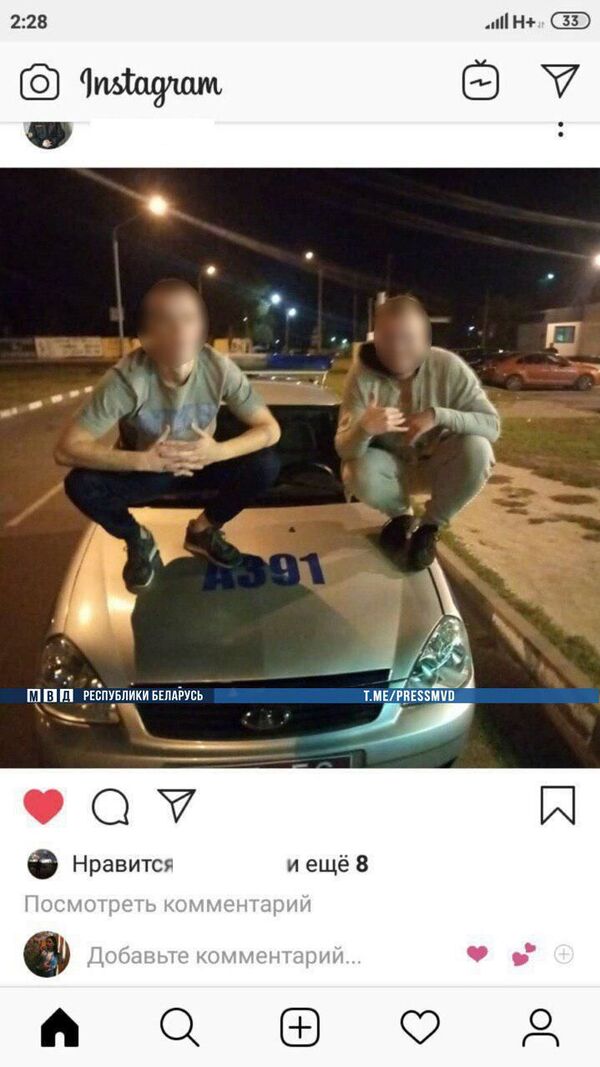 Парни устроили фотосессию на машине милиции – видео - Sputnik Беларусь