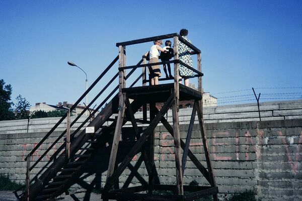 Люди наблюдают с вышки, что происходит за стеной в Западном Берлине, июнь 1968 года. - Sputnik Беларусь