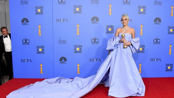 Леди Гага с Золотым Глобусом в январе 2019 года - Sputnik Беларусь