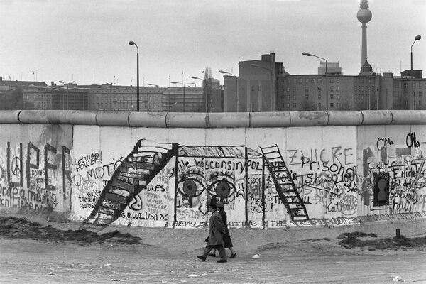 Берлинская стена со стороны Западного Берлина в 1980-е была плотно разрисована различными граффити.Падение стены началось в 1989-м. С приходом к власти в СССР Михаила Горбачева отношения с Западом стали терять остроту. Холодная война заканчивалась. - Sputnik Беларусь