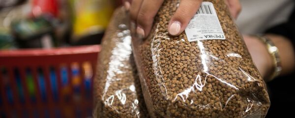 Покупка гречневой крупы в одном из продуктовых магазинов  - Sputnik Беларусь