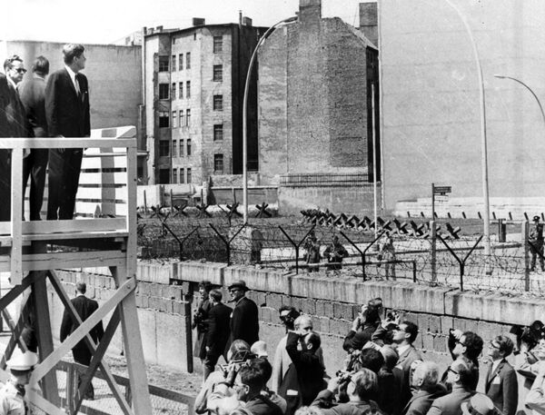 В 1961 году президент США Джон Кеннеди не раз заявлял о своей решимости не останавливаться перед применением силы для сохранения военного присутствия западных держав в Западном Берлине и свободного доступа туда.  - Sputnik Беларусь